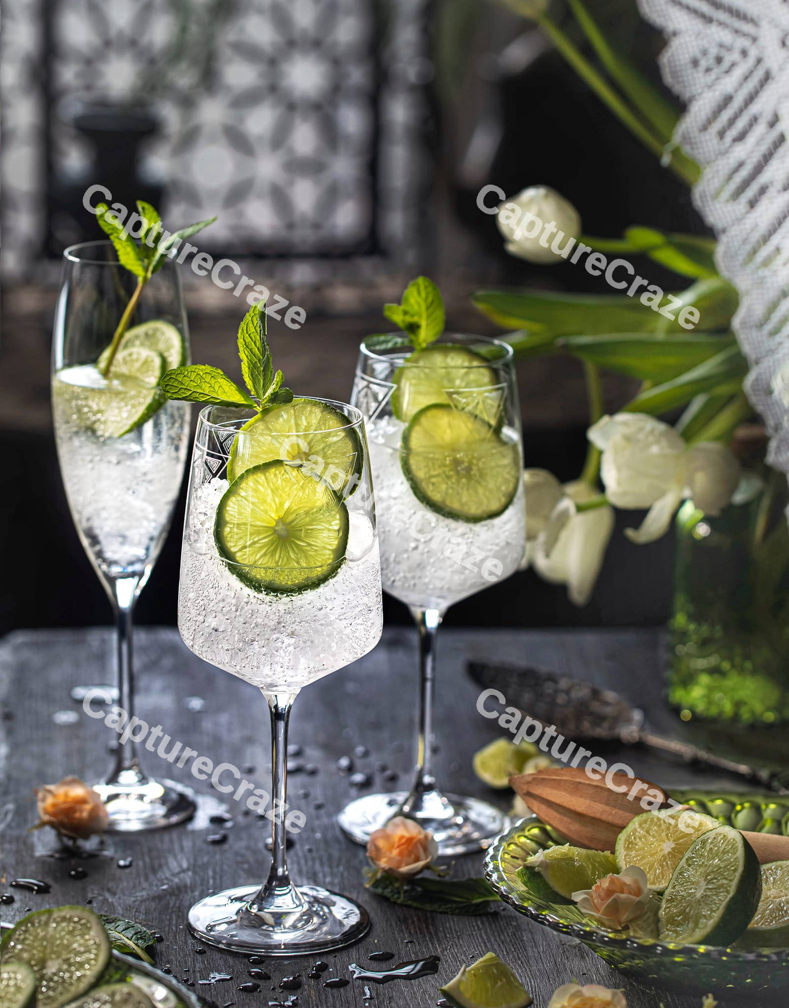 Glasses gin a tonic with lime
